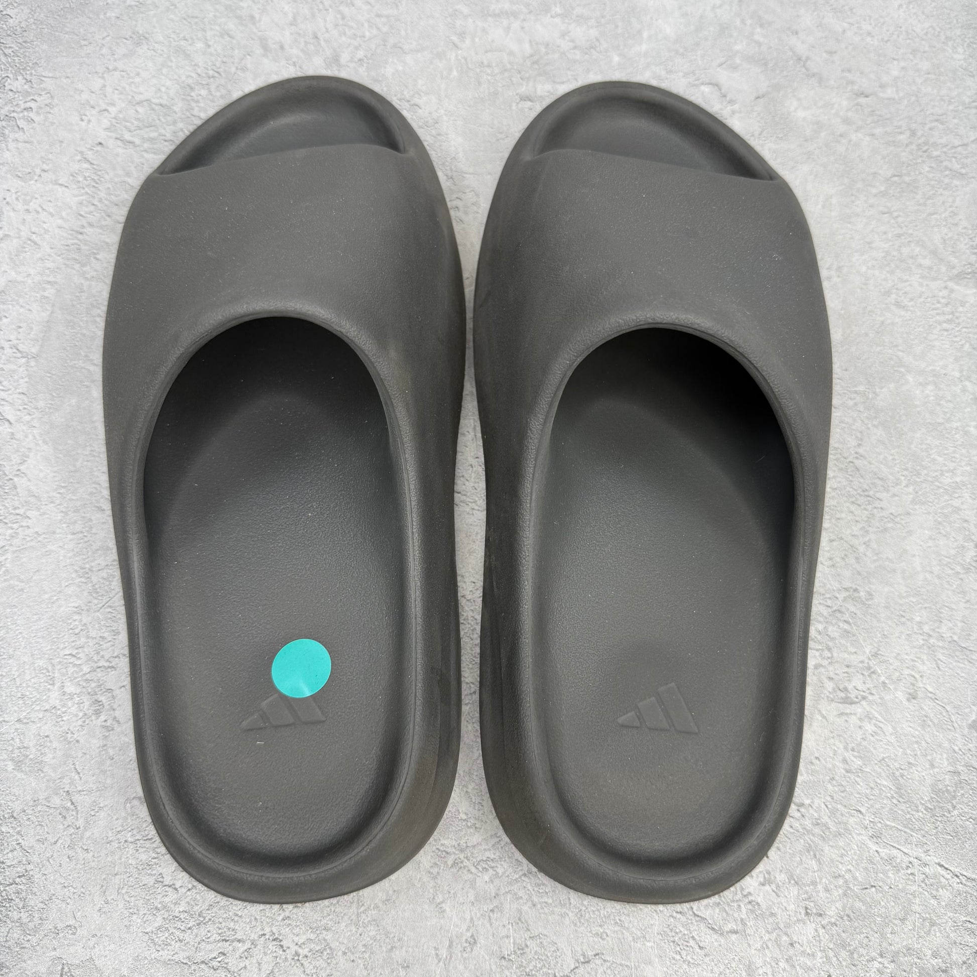 adidas Yeezy Slide Dark Onyx *pre-owned* SIZE 8