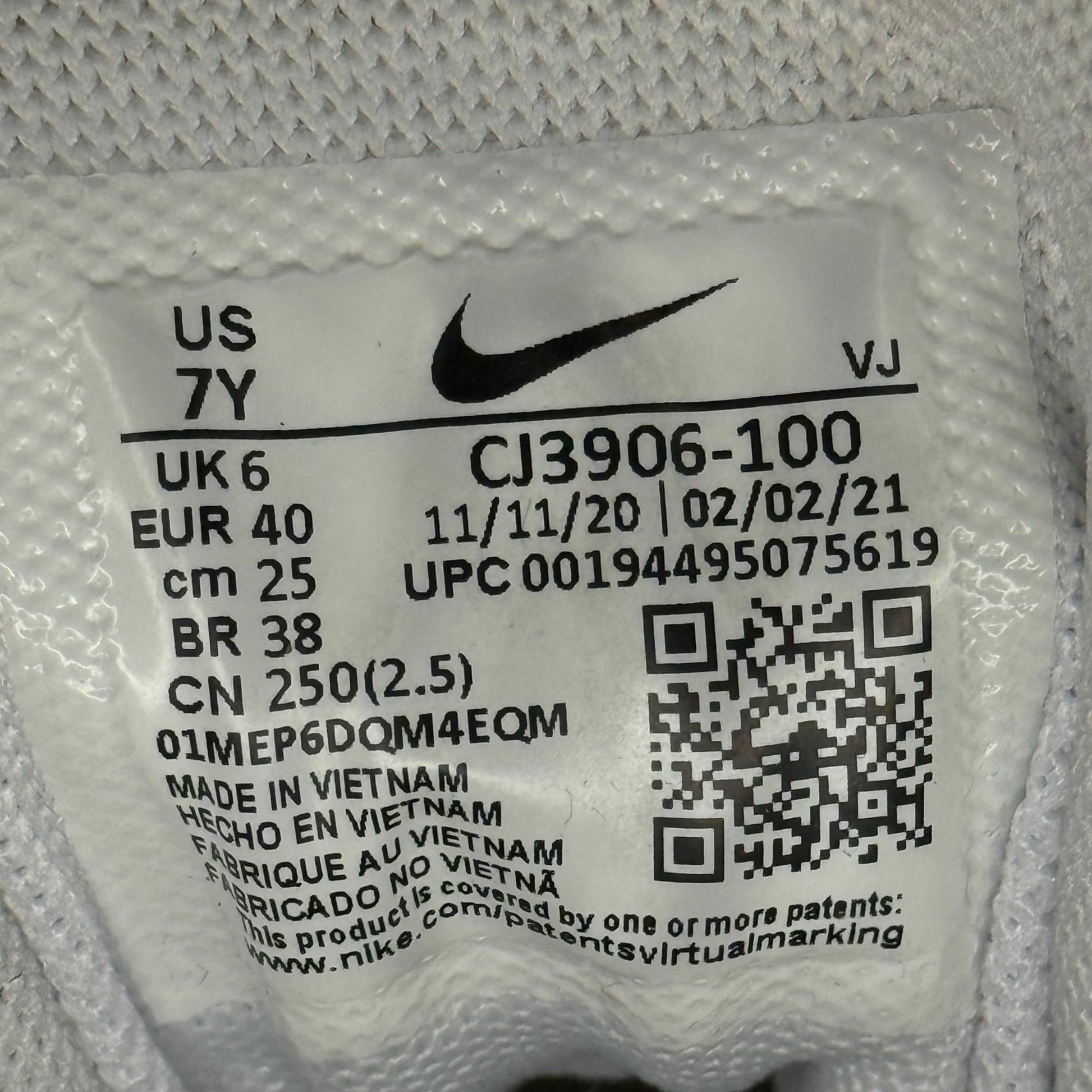 Nike Air Max 95 Recraft Triple White (GS) *pre - owned* SIZE 7Y - Kicks Collective PA - Nike - CJ3906 - 100 - Kid's Shoes - 7Y - Pre - Owned
